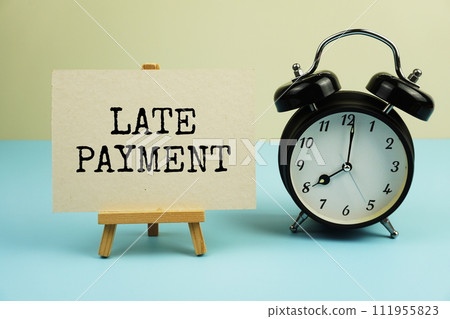 Late payment text message written on paper card with alarm clock for business and commercial concepts 111955823