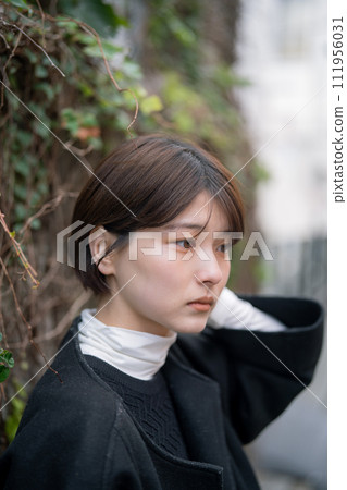 走在城市的一名婦女 走在城市的一名婦女 111956031