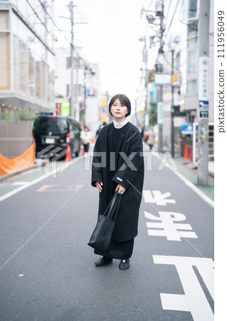 走在城市的一名婦女 111956049