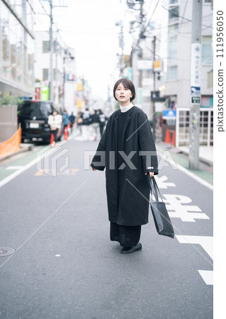 走在城市的一名婦女 走在城市的一名婦女 111956050