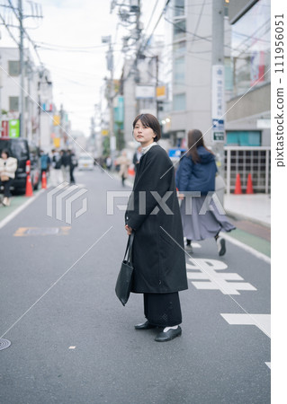 走在城市的一名婦女 走在城市的一名婦女 111956051