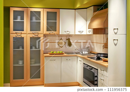 Kitchen right 111956375