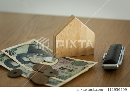 微型樹屋、金錢和印章 111956399