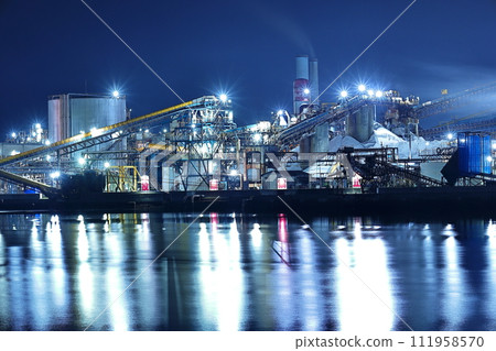倒映在水面上的工廠夜景 蜀南市工廠夜景 111958570