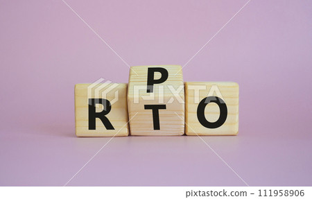 RPO vs RTO symbol. Wooden cubes with words RTO to RPO. Beautiful pink background. business concept. Copy space 111958906