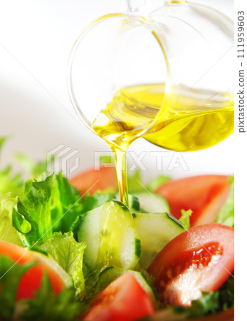 在生菜和番茄沙拉上淋上橄欖油 在生菜和番茄沙拉上淋上橄欖油 111959603