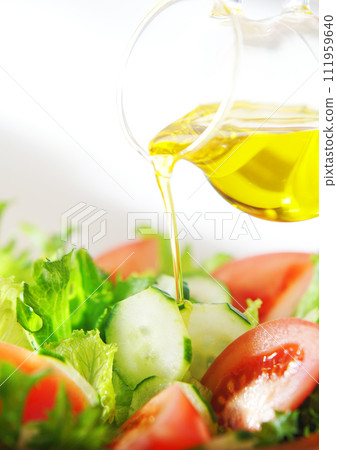 在生菜和番茄沙拉上淋上橄欖油 在生菜和番茄沙拉上淋上橄欖油 111959640