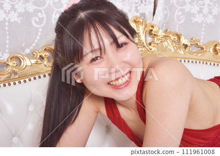 穿著紅色內衣的模特 穿著紅色內衣的模特 111961008