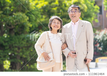 擁抱年長夫婦 111961464