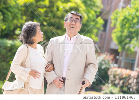 擁抱年長夫婦 111961465