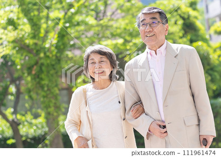 擁抱年長夫婦 111961474