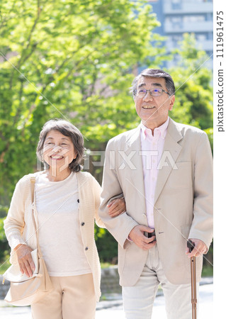 擁抱年長夫婦 111961475