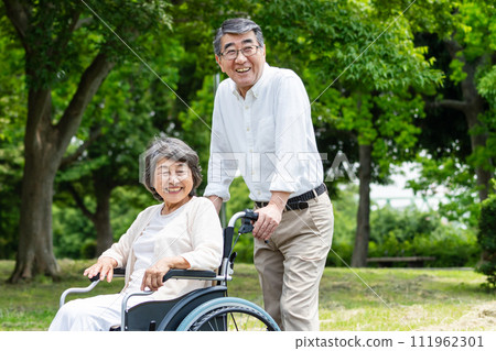 走在輪椅的資深夫婦 111962301