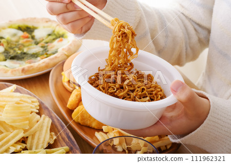 女人吃杯炒麵 111962321