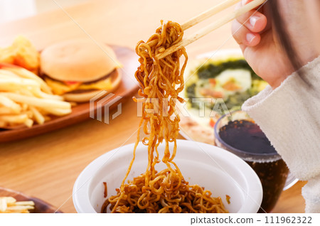 女人吃杯炒麵 111962322