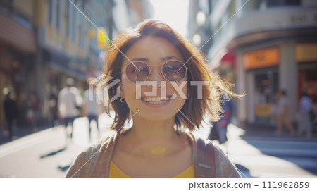 戴著墨鏡、微笑的年輕女子 111962859