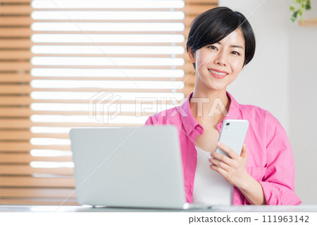 一個做遠程工作的女人。 一個做遠程工作的女人。 111963142