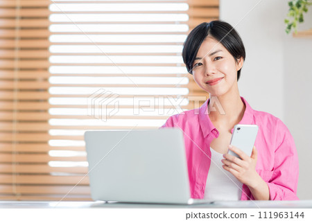 一個做遠程工作的女人。 一個做遠程工作的女人。 111963144