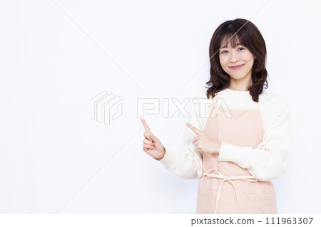 一位40多歲的家庭主婦微笑著介紹自己 111963307