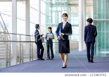 Business man and woman talking in lobby 111963741