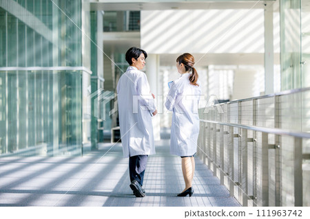 Men and women in white coats 111963742