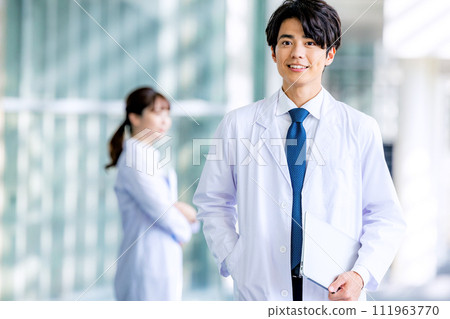 男人和女人穿著白大褂 111963770