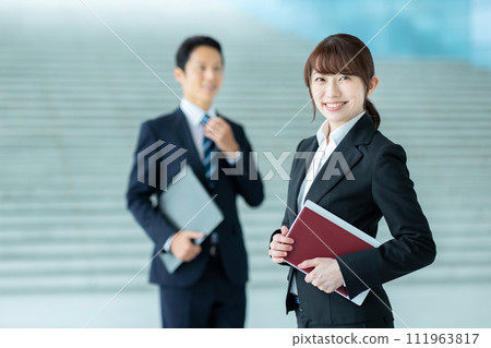 Business image of men and women side by side 111963817