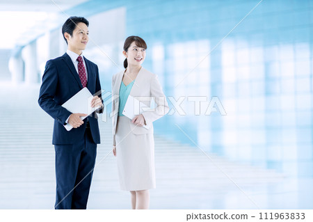 Business men and women team 111963833