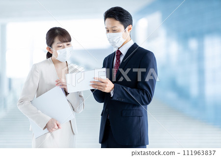 戴著面具的商人 111963837