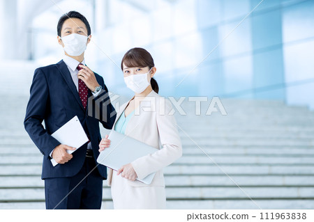 戴著面具的商人 111963838