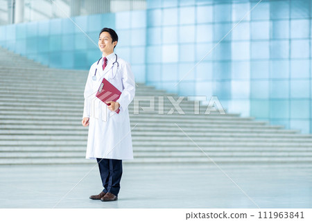 Male doctor wearing white coat 111963841
