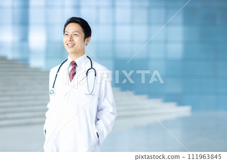 Male doctor wearing white coat 111963845