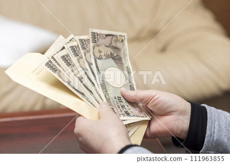 女人的手數錢 111963855