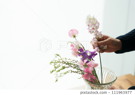 插花的女人的手 111963977