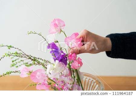 Hands of a woman arranging flowers 111964187