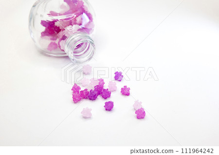 玻璃瓶中的金平糖 111964242