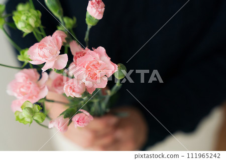 有花的女性手 有花的女性手 111965242