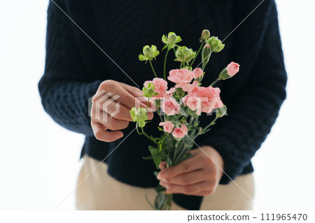 有花的女性手 111965470