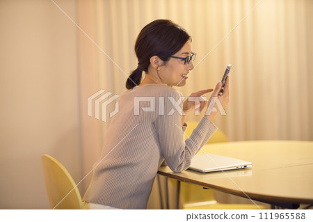 加班到深夜的女商人的夜間例行公事 加班到深夜的女商人的夜間例行公事 111965588
