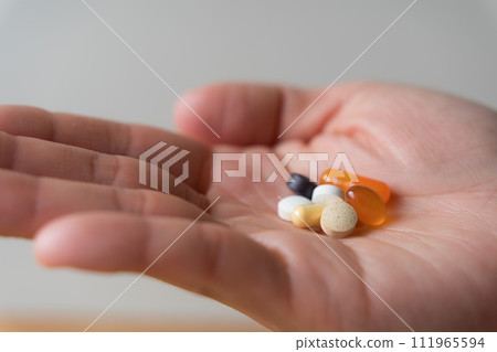 手持補充劑的特寫 111965594