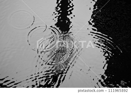 在水面上蔓延的漣漪 在水面上蔓延的漣漪 111965892