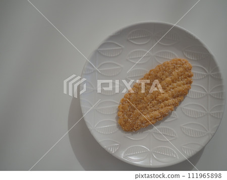 Leaf pie on a white plate (white background, 1 piece) 111965898