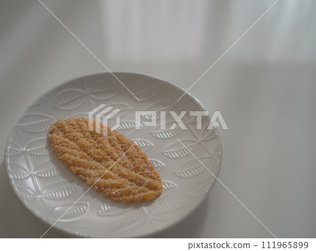 Leaf pie on a white plate (white background, 1 piece) 111965899