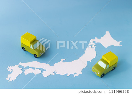 Logistics/Japan map and trucks 111966338