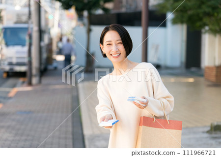 一名婦女在街上分發紙巾 一名婦女在街上分發紙巾 111966721