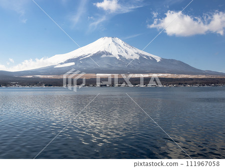 從山中湖眺望白雪覆蓋的富士山 111967058