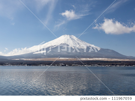 從山中湖眺望白雪覆蓋的富士山 111967059