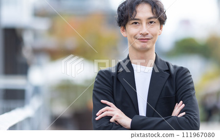 與橫渡的胳膊的商人 111967080