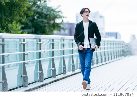 走在辦公區的年輕商人 111967084