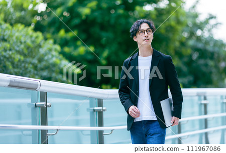 Businessman walking outside 111967086